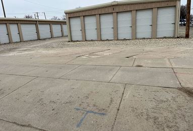 Photo 2 of Hutchinson - 1703 E. 4th Ave, KS - 1703 E. 4th Avenue, Hutchinson, KS