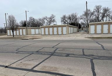 Photo 4 of Hutchinson - 1703 E. 4th Ave, KS - 1703 E. 4th Avenue, Hutchinson, KS