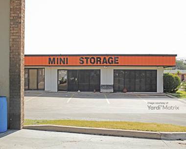 Storage Units for Rent available at 2855 Fort Worth Avenue, Dallas, TX 75211