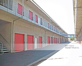 Photo 3 of StorQuest Self Storage - 18716 Oxnard Street, Tarzana, CA