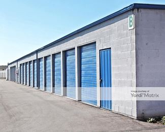 Photo 4 of Mini U Storage - 600 West Dyer Road, Santa Ana, CA
