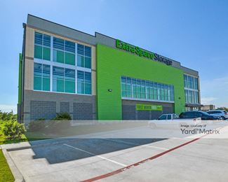 Photo 2 of Extra Space Storage - 6021 North Fwy, Fort Worth, TX