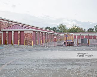 Photo 4 of Macho Self Storage - 3901 Sycamore School Road, Fort Worth, TX