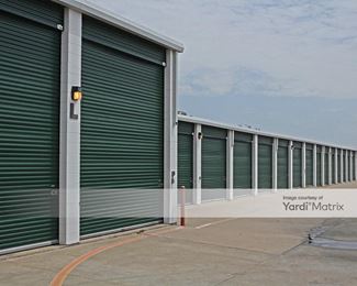 Photo 2 of RightSpace Storage - 4660 TX 360, Grand Prairie, TX