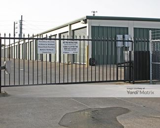 Photo 2 of Hunter-U-Store - 1390 Jack Mckay Blvd West, Ennis, TX