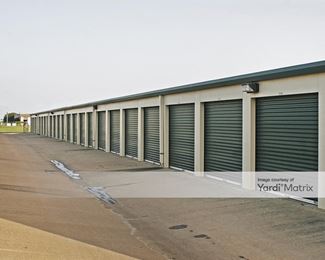 Photo 3 of Hunter-U-Store - 1390 Jack Mckay Blvd West, Ennis, TX