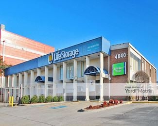 Photo 1 of Extra Space Storage - 4640 Harry Hines Blvd, Dallas, TX