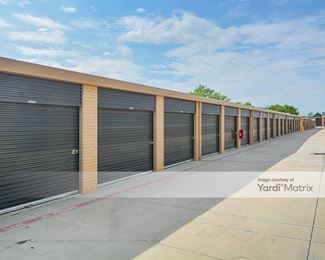 Photo 2 of Extra Space Storage - 1040 West Sublett Road, Arlington, TX