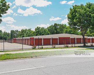 Photo 2 of StorageMart - 6600 Hickman Road, Windsor Heights, IA