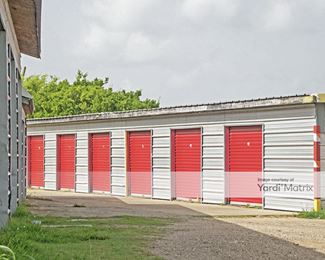 Photo 4 of Best N Texas Self Storage - 921 South Shanks, Clute, TX