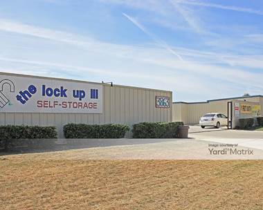 Storage Units for Rent available at 3863 South Chester, Bakersfield, CA 93304