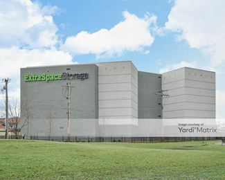 Photo 5 of Storage Star - 6341 North McCormick Blvd, Chicago, IL