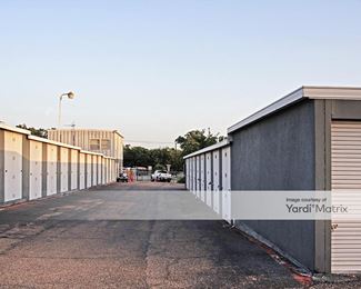 Photo 3 of Best Little Warehouse in Texas - 1212 Oakland Drive, Irving, TX