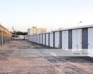 Photo 4 of Best Little Warehouse in Texas - 1212 Oakland Drive, Irving, TX