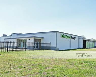 Storage Units for Rent available at 4805 Summer Avenue, Memphis, TN 38122