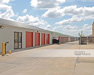 Photo 2 of StorageMart - 465 SE Oldham Pkwy, Lees Summit, MO