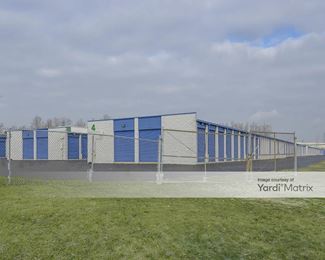 Photo 4 of iStorage - 20979 Groesbeck Hwy, Warren, MI