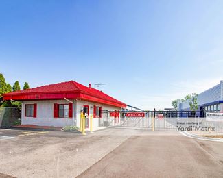 Photo 3 of iStorage - 15390 12 Mile Road, Roseville, MI