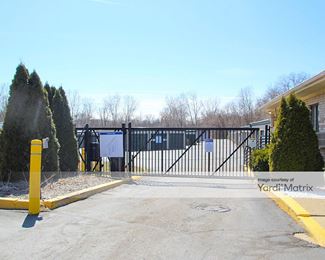 Photo 2 of Devon Self Storage - 2019 Dixie Hwy, Waterford, MI