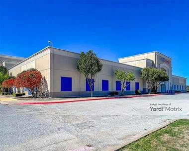 Storage Units for Rent available at 2000 Green Oaks Road, Fort Worth, TX 76116
