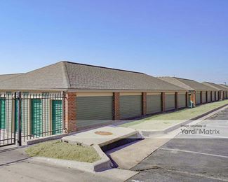 Photo 3 of iStorage - 310 North Rock Road, Derby, KS