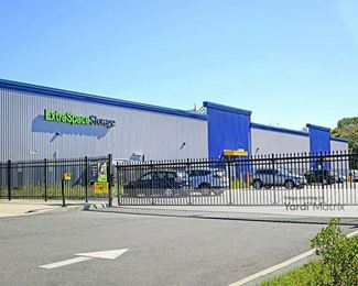 Photo 2 of Extra Space Storage - 500 Sunrise Hwy, Patchogue, NY