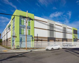 Photo 4 of Extra Space Storage - 18333 Gault Street, Reseda, CA