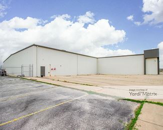 Photo 3 of Family Closet, The - 805 Factory Outlet Drive, Hempstead, TX