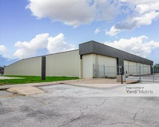 Photo 4 of Family Closet, The - 805 Factory Outlet Drive, Hempstead, TX