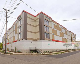 Photo 2 of StorQuest Self Storage - 2700 SE Tacoma Street, Portland, OR